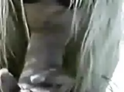 男はカメラのアクションを撮影するときに鶏 ...