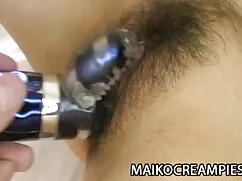 鶏ポンド彼のガールフレンドと笑顔の女の子 ...