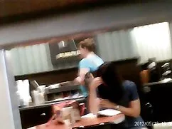 路上でクソ友人のコルセットを持つ女の子  ...