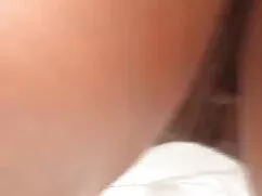 リーラのブロンドは彼女の顔を覆っている。 ...