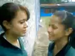 赤毛の女性は廊下であなたのディックを吸う ...