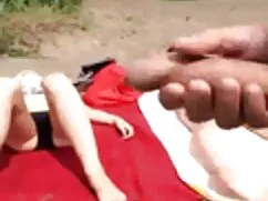 赤毛の女の子は、通りのポーズで男に服を脱 ...