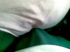 彼女の体を示す豪華な小さな胸とブロンドの ...