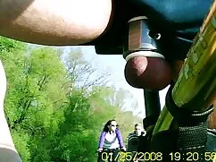 男性は彼の毛むくじゃらの友人、赤い髪の尾 ...