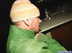 Ledaは男と一緒に座って、男のために彼 ...